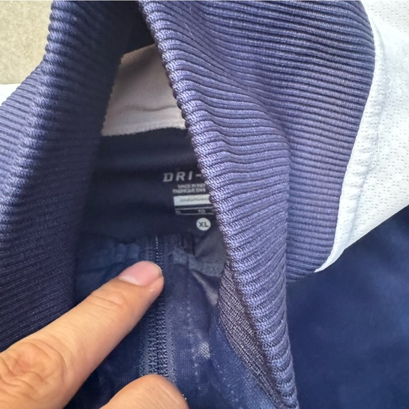 Nike Zipup Jacket - Picture 3 of 4